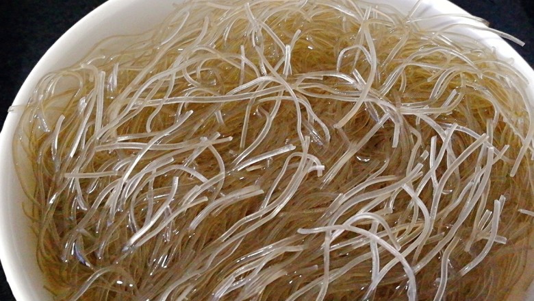 冬季一锅出+红鲟蒸红薯粉+简骨鸡枞菌萝卜汤,用冷水浸泡,如果是买来会粗点建议多泡