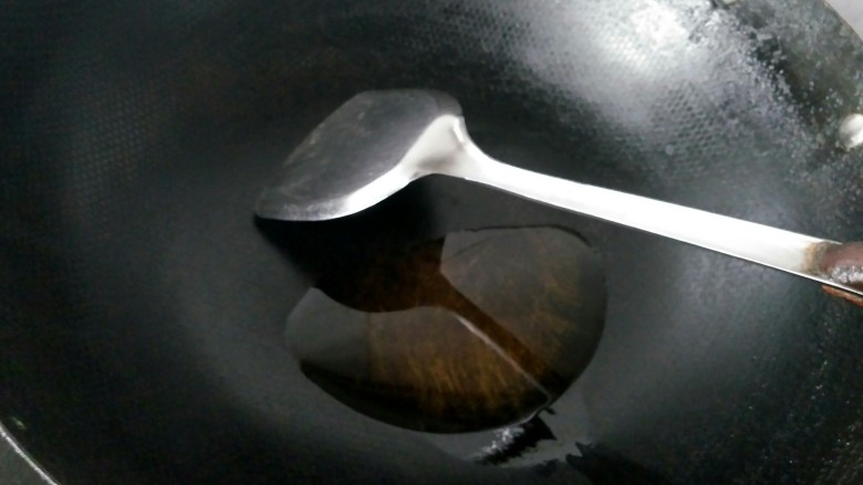 快手麻辣烫,锅里放适量的油,不用放太多,火锅底料里面有油。