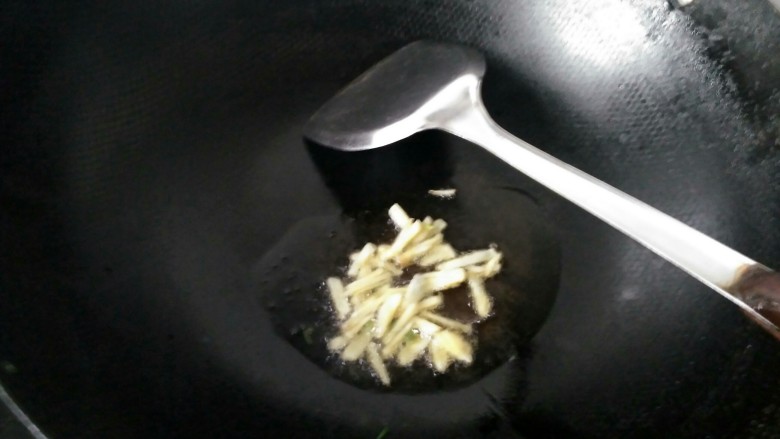 快手麻辣烫,放入生姜,爆香。