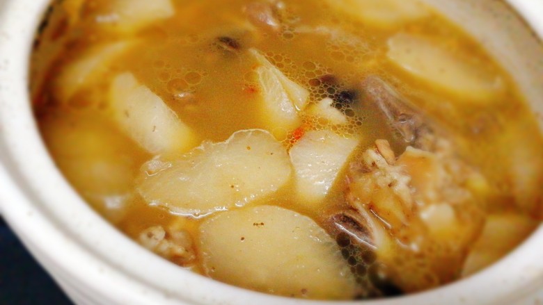 冬季一锅出+红鲟蒸红薯粉+简骨鸡枞菌萝卜汤,汤也好了,加入鸡粉,<a style='color:red;display:inline-block;' href='/shicai/ 125'>芹菜</a>即可