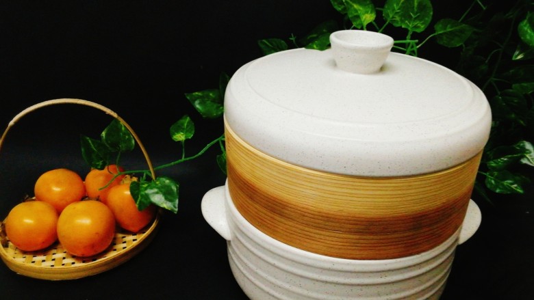 冬季一锅出+红鲟蒸红薯粉+简骨鸡枞菌萝卜汤,底下垫隔热垫,直接上桌啰,