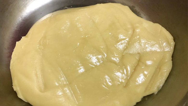 广式豆沙蛋黄月饼,用刮刀混合成均匀成团,状态如图