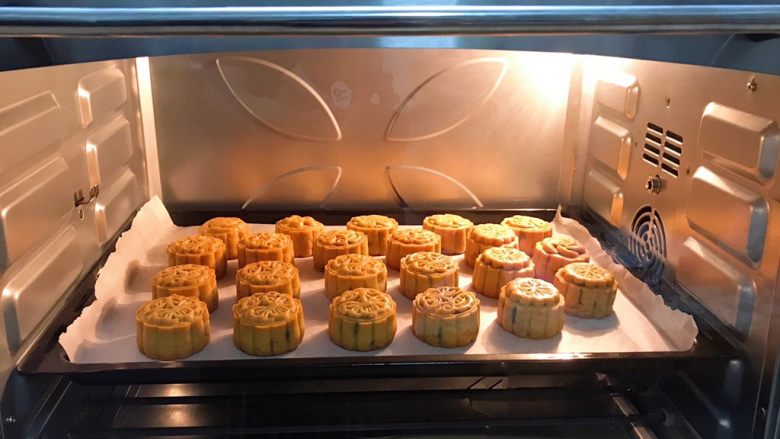 广式豆沙蛋黄月饼,继续用烤箱180度烘烤15分钟,表面上色即可