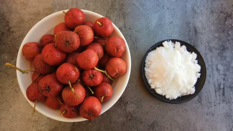 自制健康开胃小零食～果丹皮（烤箱版）,首先准备好食材：<a style='color:red;display:inline-block;' href='/shicai/ 111768'>新鲜山楂</a>、<a style='color:red;display:inline-block;' href='/shicai/ 3729'>白糖</a>