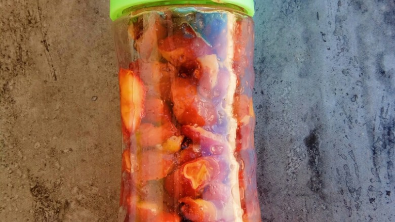 自制健康开胃小零食~果丹皮(烤箱版),取出煮好的山楂,放入料理机中