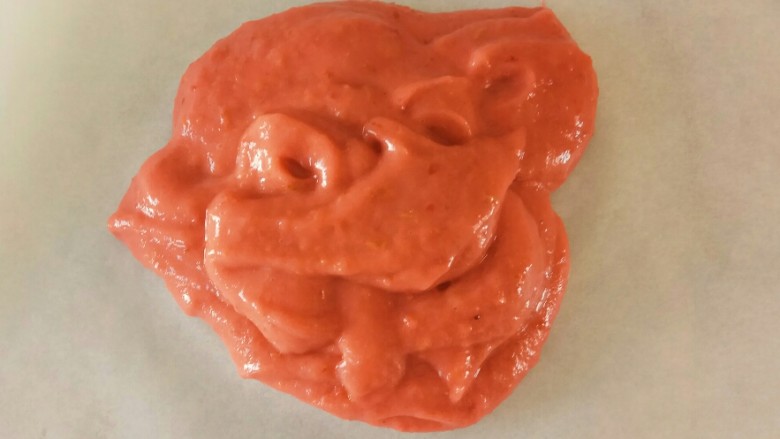 自制健康开胃小零食~果丹皮(烤箱版),打好的山楂泥,放在油纸上,山楂泥特别 特别粘不需要再熬了,如果太稀需要入锅熬一下