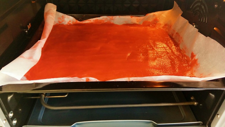 自制健康开胃小零食~果丹皮(烤箱版),烤箱上下125℃预热好后,把烤盘放入