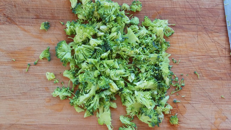 花式米饭之爱心蛋包饭,西兰花用盐水泡一会儿洗干净,切碎备用
