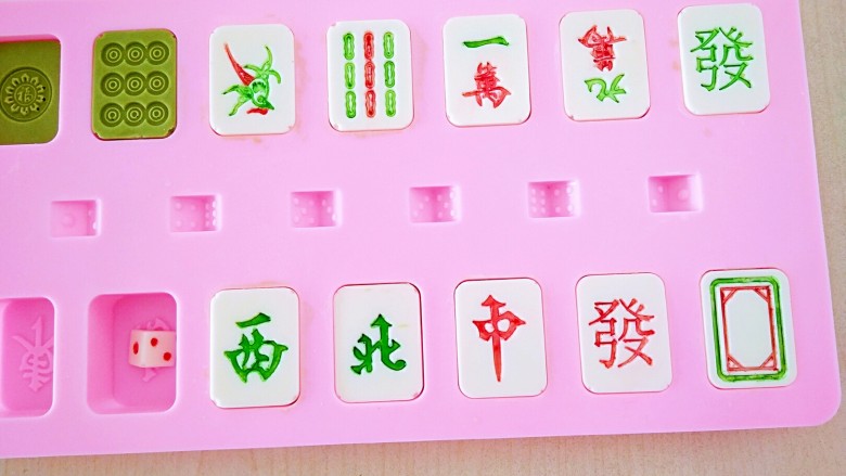 能打又能吃的麻将!,2-3小时后取出来,用勾线笔沾上色素,按照需要的颜色来进行勾画,也可以用白巧克力调上一点色素,进行勾画。我这个光是色素不太好画,不太容易上色。
