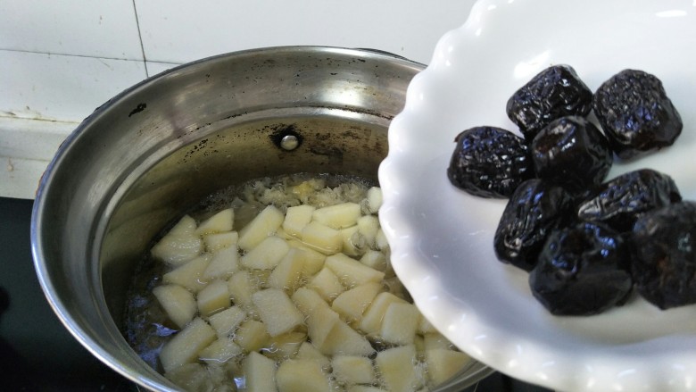 苹果银耳蜜枣羹,接着加入蜜枣炖煮。如果时间够用就多煮会,直到炖煮的软糯,有胶状才更可口。
