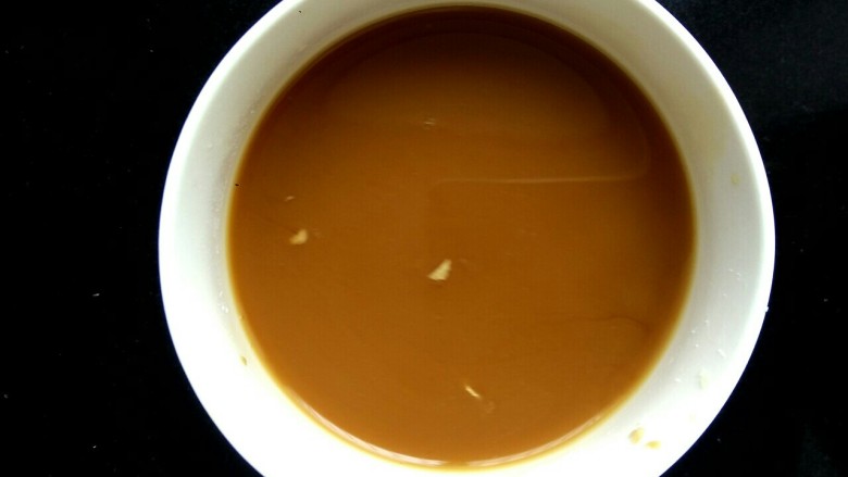 肉沫豆角豆腐丝,小碗里放入两勺生抽,两勺料酒,一勺醋,半勺<a style='color:red;display:inline-block;' href='/shicai/ 10588'>糖</a>,两勺淀粉,一点点盐(因为已经放了一勺黄豆酱,不放盐也行)。搅拌均匀