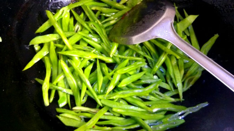 肉沫豆角豆腐丝,锅洗净,烧干,放入适量植物油,放入豆角丝翻炒变软,再放入适量清水,把豆角丝煮熟。