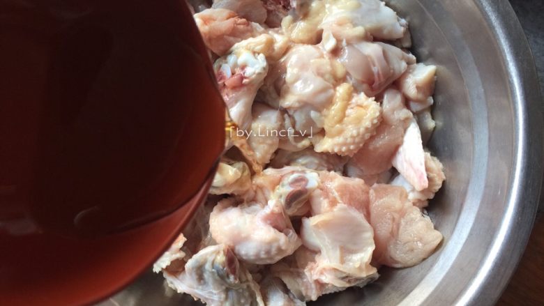香麻辣子鸡,切小的鸡翅放入盆中,加入料酒