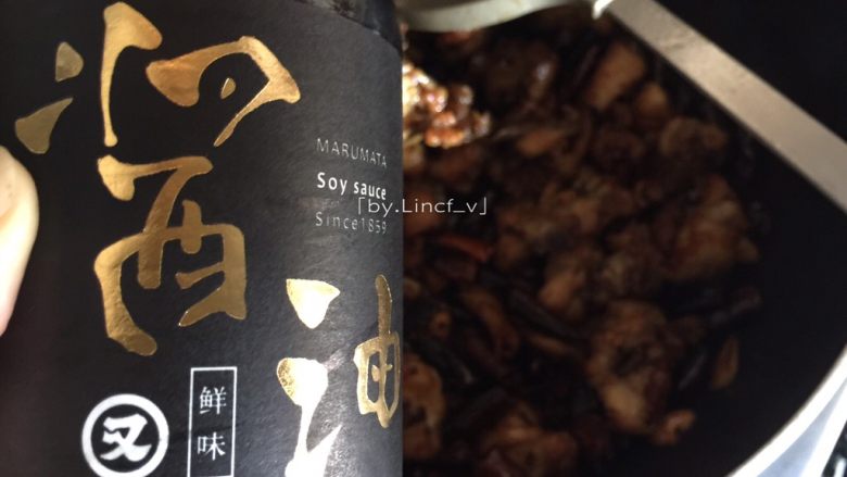 香麻辣子鸡,倒入坚持150年酿造工艺,只为得到一滴健康安全又美味的健康又伊鲜酱油翻炒上色提鲜味,翻炒均匀即可出锅。