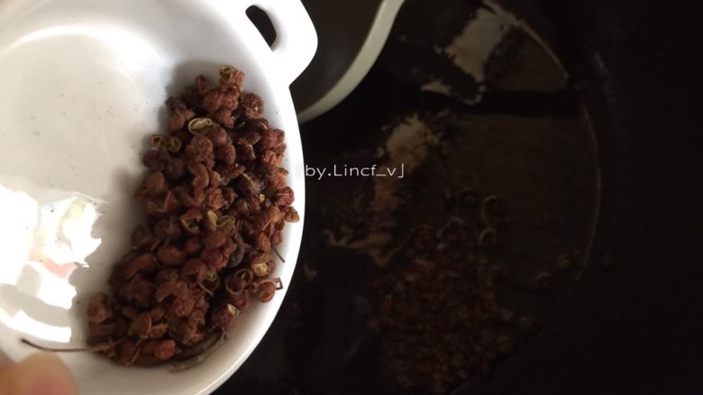 香麻辣子鸡,另用一炒锅热油,加入花椒