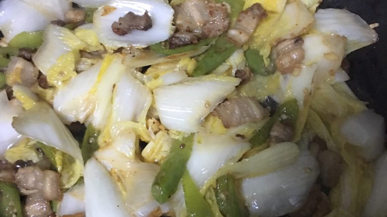 香辣娃娃菜,娃娃菜叶变软后仍然继续翻炒,到娃娃菜的菜梗变得有些透明为止