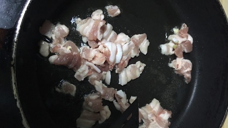 香辣娃娃菜,冷锅热油,先下五花肉翻炒