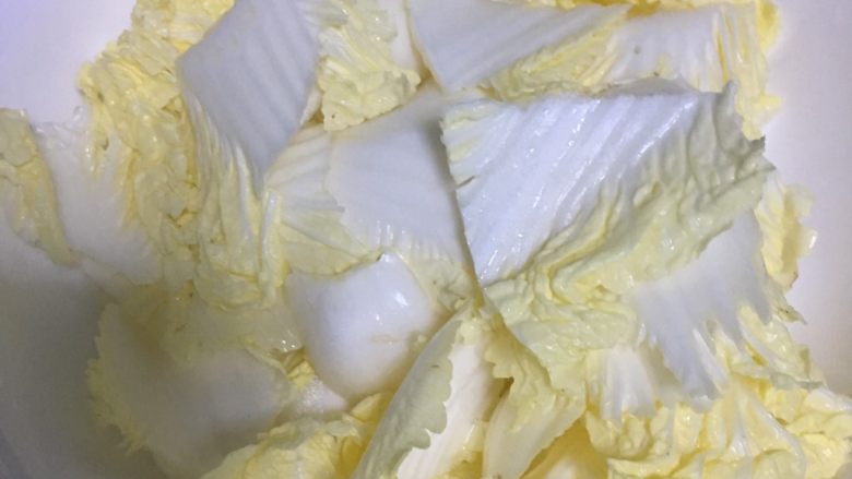 香辣娃娃菜,一个大叶片切5~6片就好,太小炒完就缩没了