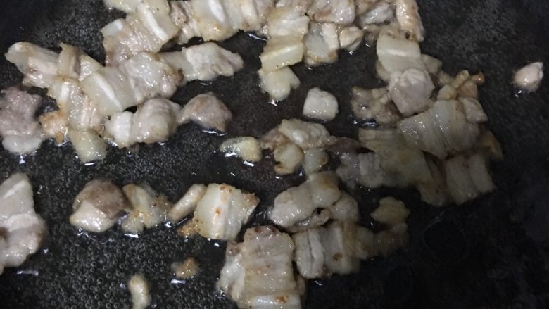 香辣娃娃菜,翻炒到两面泛黄,微微紧缩为止。这样的肉吃起来有嚼劲且不腻