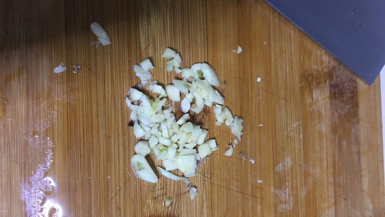 香辣娃娃菜,酸拍散切碎,不必切成沫。进锅容易糊掉