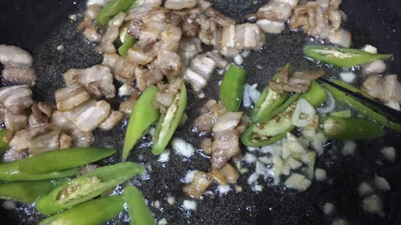 香辣娃娃菜,放一点五香粉,下蒜末辣椒继续翻炒至香味散出,辣椒表皮微皱