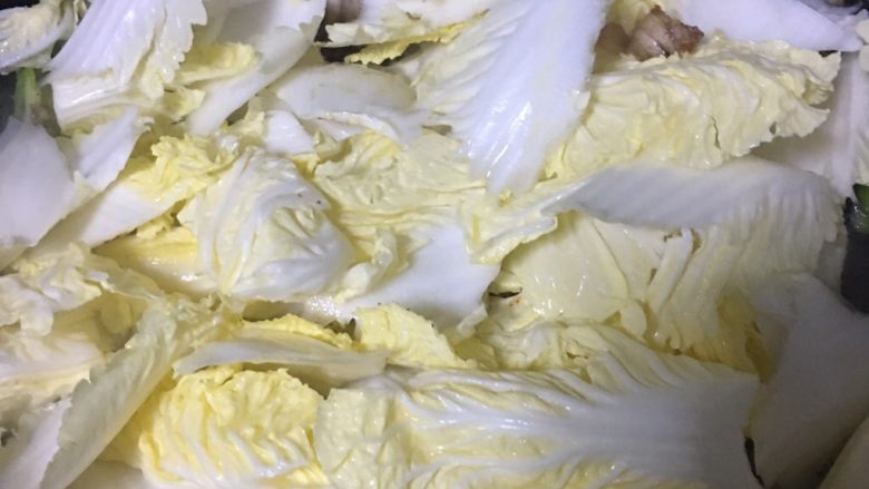 香辣娃娃菜,下娃娃菜翻炒,整个过程不需要加一滴水