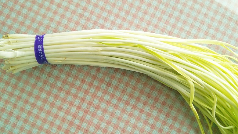 快手美味蒜黄炒鸡蛋,买来的<a style='color:red;display:inline-block;' href='/shicai/ 170'>蒜黄</a>,取半份,就行啦。人多,可以炒完。