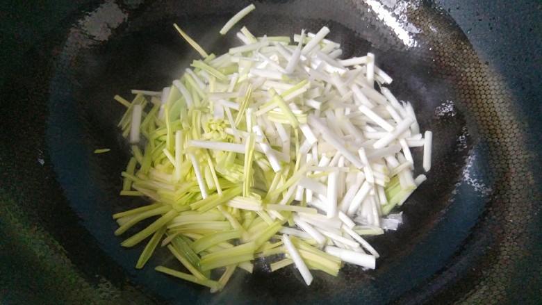 快手美味蒜黄炒鸡蛋,放入蒜黄,快速翻炒几下。因为这个菜熟的快,所以不要长时间炒蒜黄哦!