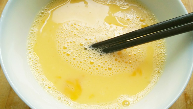 快手美味蒜黄炒鸡蛋,搅拌到,出泡泡即可。