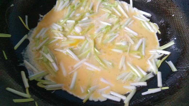 快手美味蒜黄炒鸡蛋,倒入,鸡蛋液,待其定型后,在翻炒。