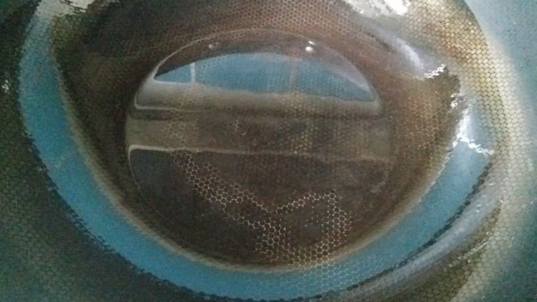 快手美味蒜黄炒鸡蛋,锅里放入油,等油热时,先放入蒜黄炒。