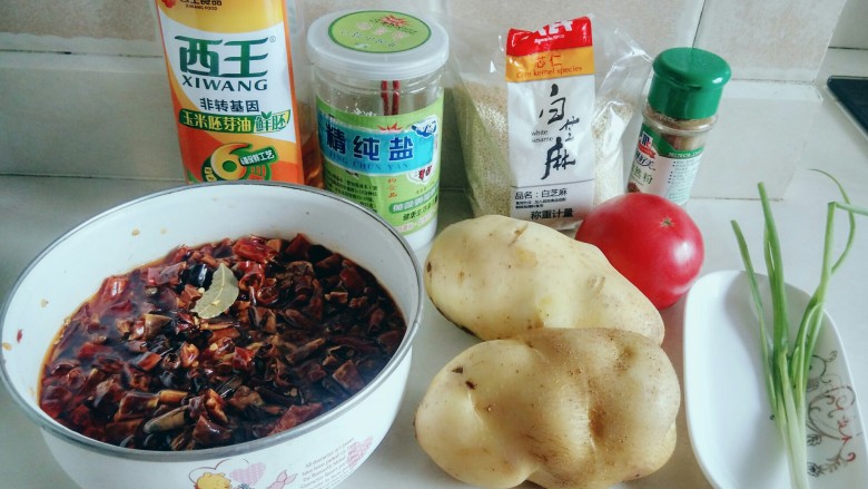 孜然土豆片,所需食材如上,油酥辣椒是在干辣椒节中,倒入热油炸香的。