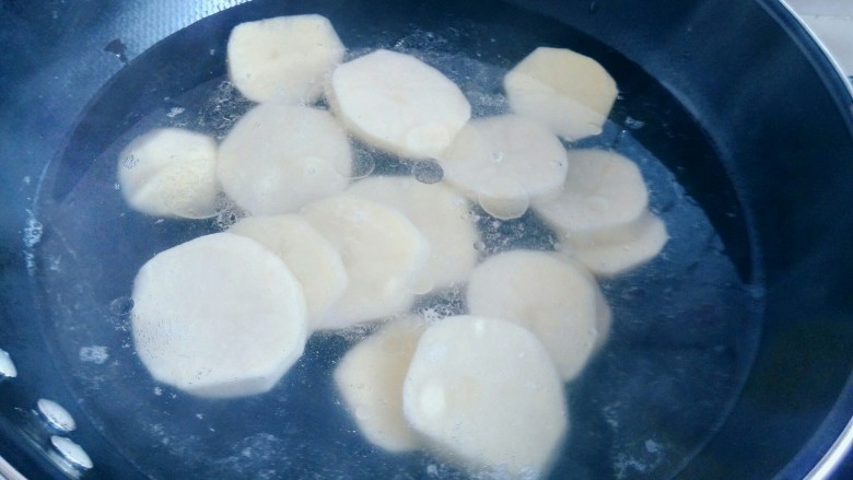孜然土豆片,倒入土豆片,中火煮约8分钟。