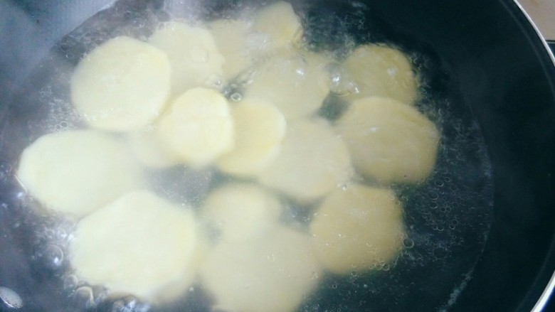 孜然土豆片,7~8分钟后,土豆煮熟了。