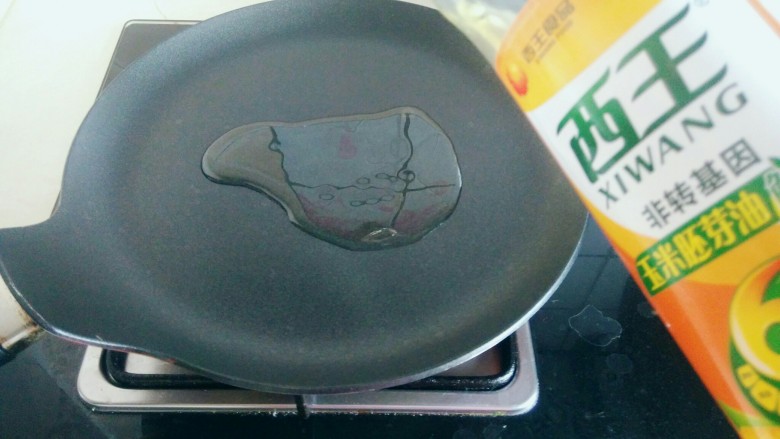 孜然土豆片,将不粘锅烧热,倒入6克食用油。