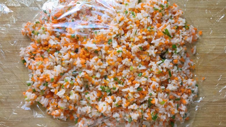 香煎米饼~,米饭上再盖一层保鲜膜