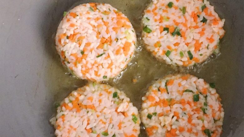 香煎米饼~,取一平底锅,放入适量油烧热,将米饼放入锅中,小火慢煎