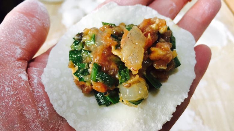 家乡风味饺子 三鲜馅饺子,往饺子皮上放适量的饺子馅。