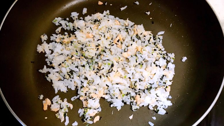 三文鱼紫菜饭团,充分调匀即可,三文鱼紫菜拌饭做好了