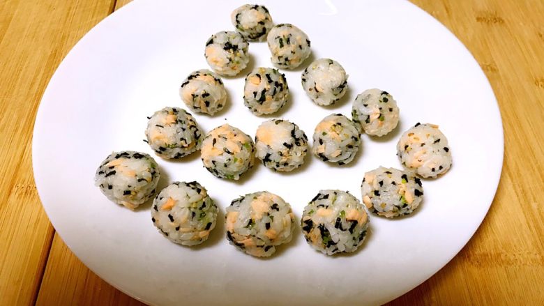 三文鱼紫菜饭团,逐一做好的的三文鱼紫菜饭团,咸鲜适口,小小的三文鱼紫菜饭团非常诱人