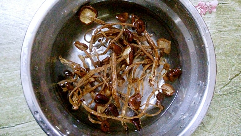 暖冬滋补汤,<a style='color:red;display:inline-block;' href='/shicai/ 266'>茶树菇</a>洗净,泡水