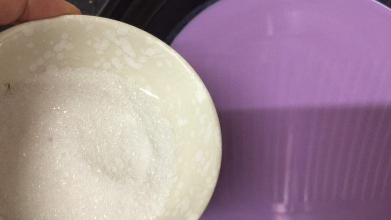 奥利奥紫薯奶热饮,小火,加入砂糖