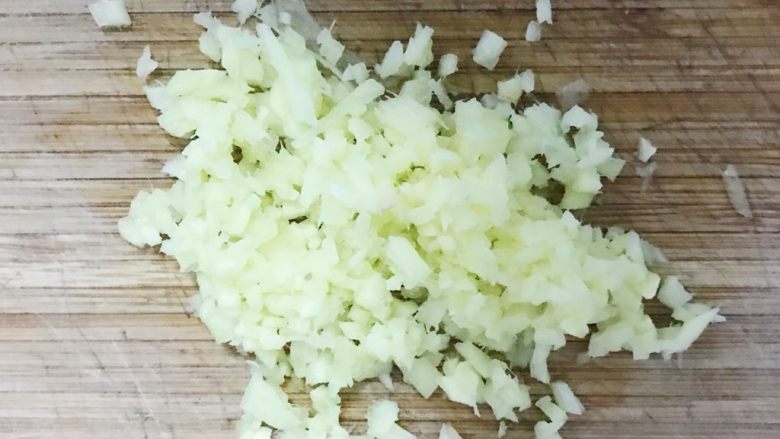 清蒸大闸蟹,食材处理二:蘸料部分
生姜切细末备用