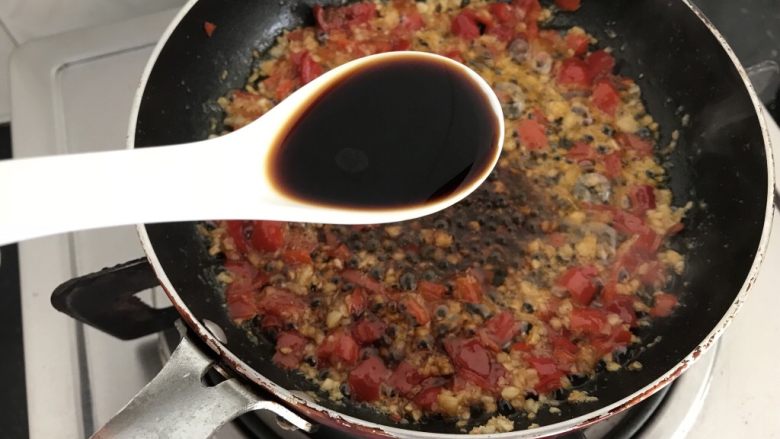 剁椒蒸豆腐~15分钟快手菜,2勺<a style='color:red;display:inline-block;' href='/shicai/ 692'>酱油</a>