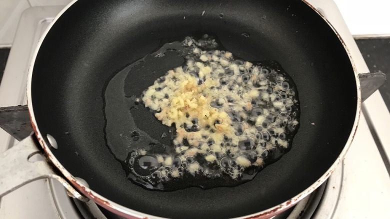 剁椒蒸豆腐~15分钟快手菜,姜末先下锅炒2下