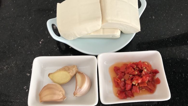 剁椒蒸豆腐~15分钟快手菜,材料准备⬆️
豆腐尽量买细腻嫩滑那种哟,口感比较好