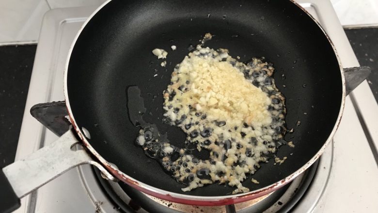 剁椒蒸豆腐~15分钟快手菜,加入蒜末炒香