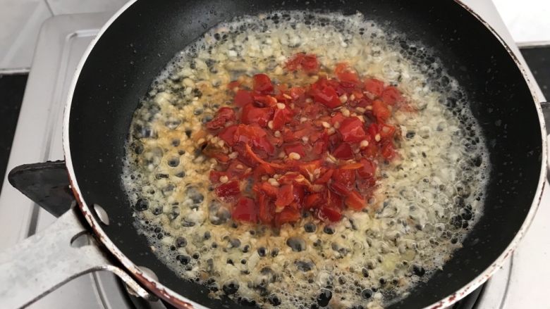 剁椒蒸豆腐~15分钟快手菜,加入<a style='color:red;display:inline-block;' href='/shicai/ 4870'>剁辣椒</a>炒香
