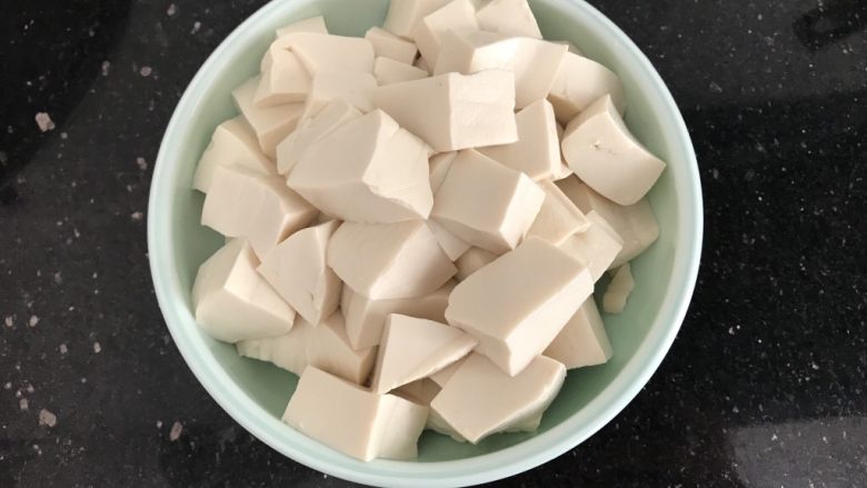 剁椒蒸豆腐~15分钟快手菜,豆腐切小块