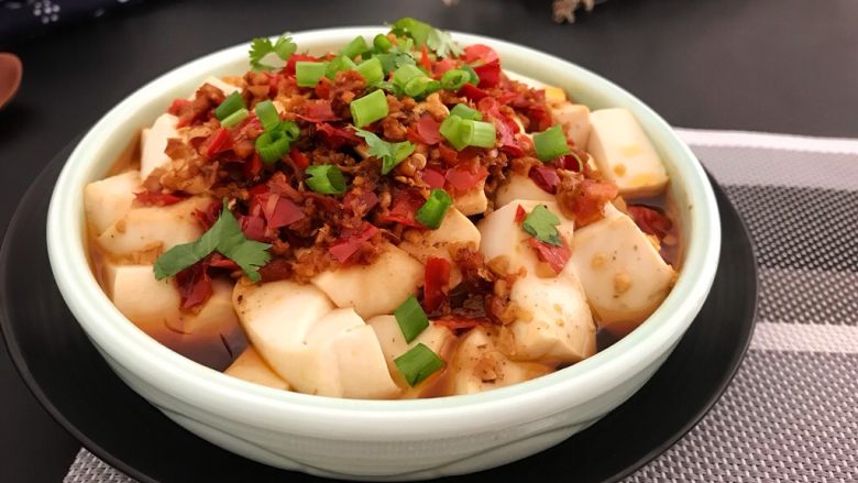 剁椒蒸豆腐~15分钟快手菜,超级简单快手吧,主要味道也很不错!😋